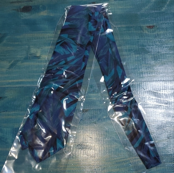 Blue leaf pattern tie NEW - Picture 2 of 6